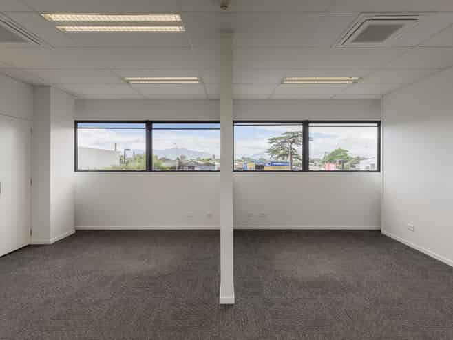 Bright CBD Offices – Lift, Views & Visitor Parks