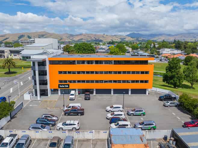 Bright CBD Office – Lift, Views & Visitor Parks