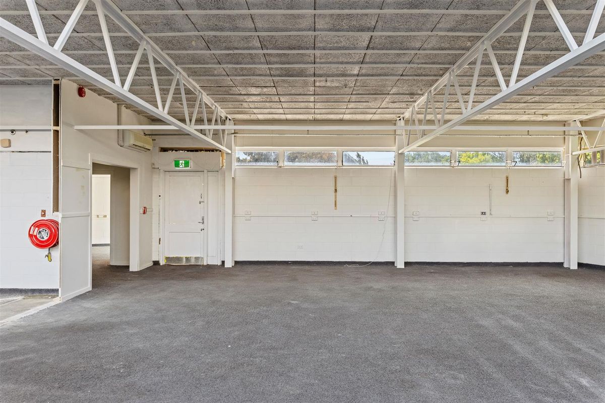 Industrial Space with Office and Parking - Ansicht 3