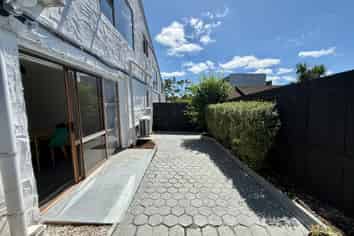 4/8 Wood Street, Papakura