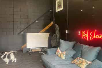 Versatile office/showroom