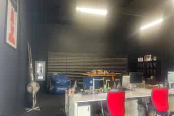 Versatile office/showroom