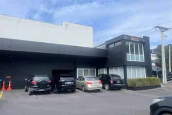 Versatile office/showroom