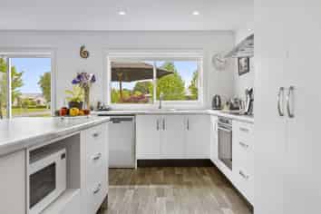 11 Maison Way, Rangatira Park