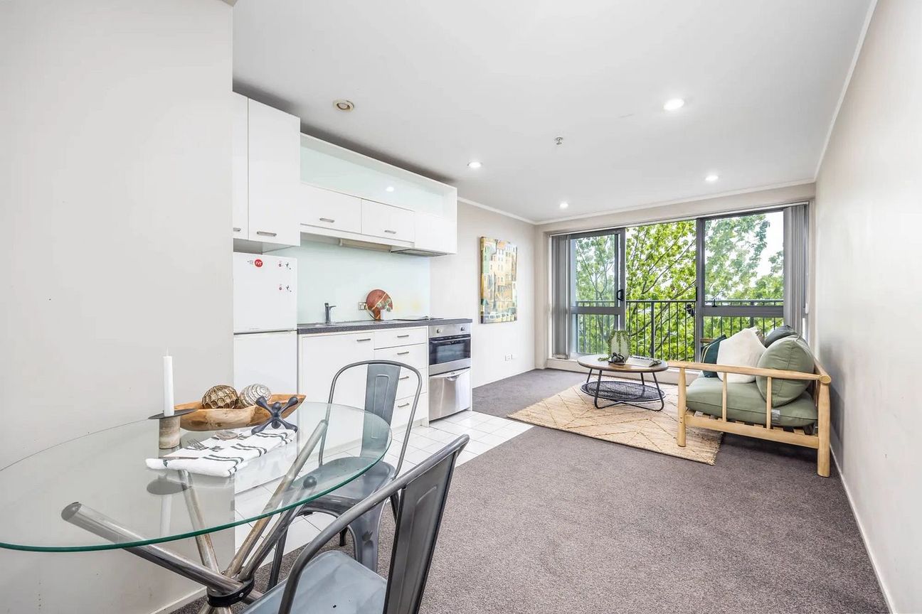 Chic 2BR Central Apt w/ Amenities - Widok 3