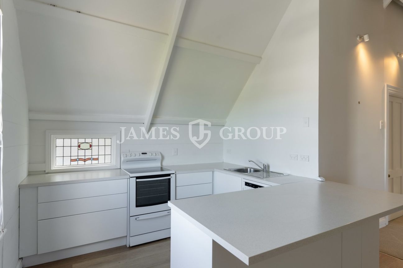 MOVE-IN READY OFFICE IN PRIME LOCATION - Meer