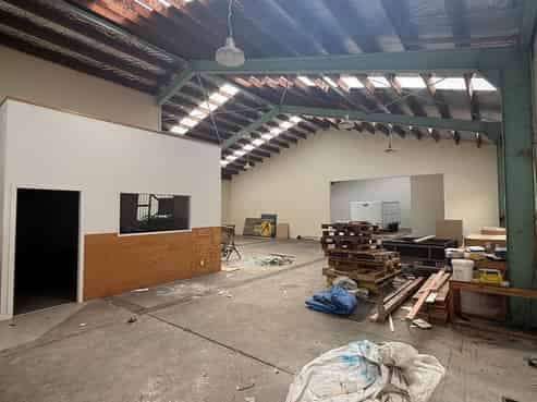 Conveniently located Warehouse