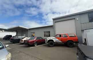 Conveniently located Warehouse