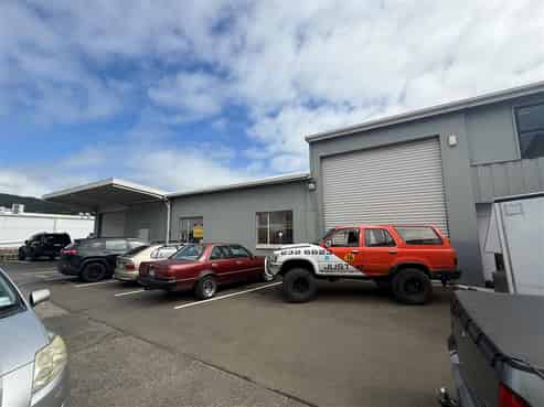 Conveniently located Warehouse