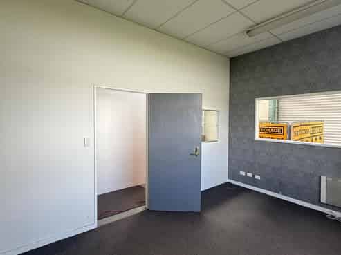 Conveniently located Warehouse