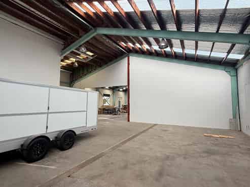 Conveniently located Warehouse