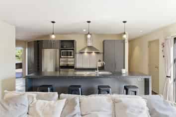 16 Formosa Place, Pyes Pa