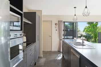 16 Formosa Place, Pyes Pa