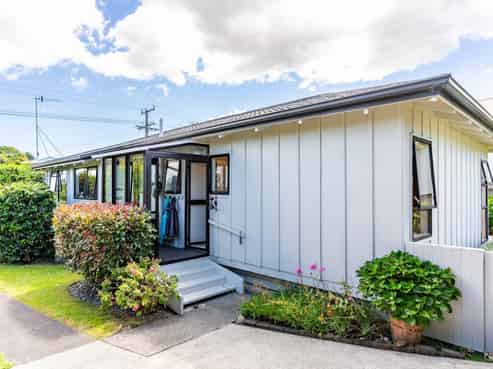 17 Pyle Road West, One Tree Point