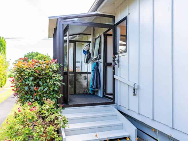 17 Pyle Road West, One Tree Point