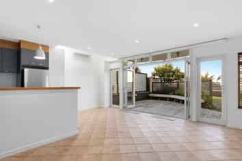 44 Thirteenth Avenue, Avenues