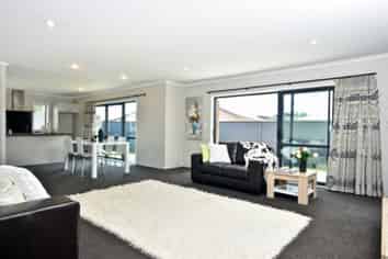 24 Landmark Court, Huntington