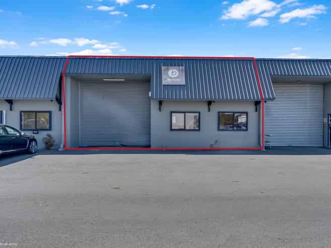 Versatile live-work industrial unit in Hornby