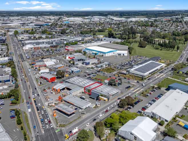 Versatile live-work industrial unit in Hornby