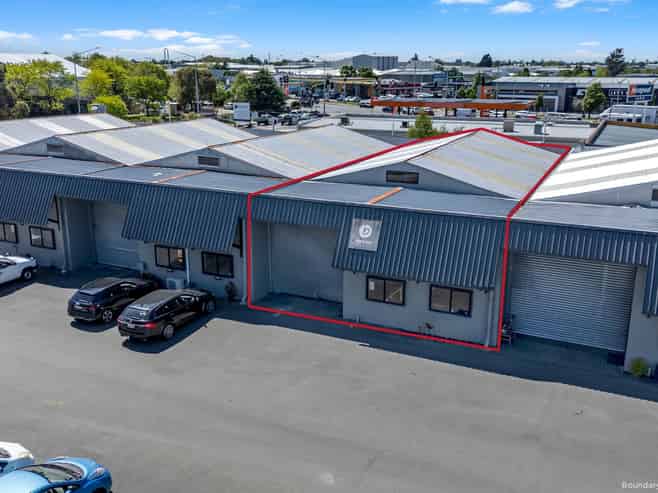 Versatile live-work industrial unit in Hornby