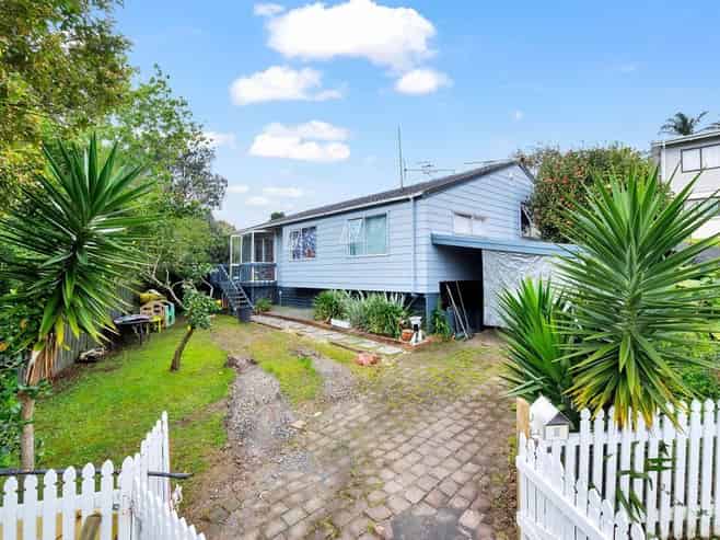 8 Arde Place , Massey