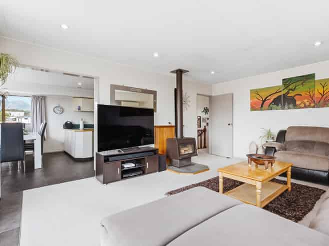 2 Kempton Place, Richmond Heights