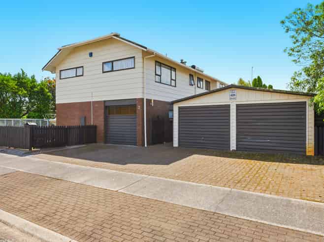 2 Kempton Place, Richmond Heights