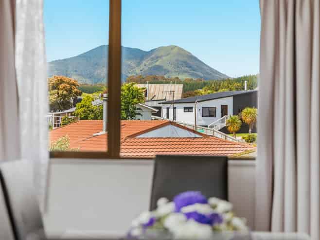 2 Kempton Place, Richmond Heights