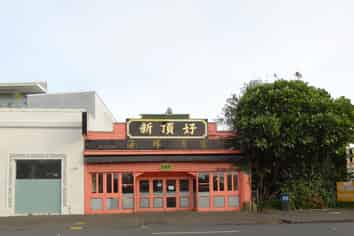 Prime 300sqm Epsom Showroom or Restaurant Space