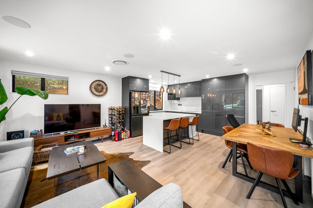 Luxury Duplex Family Home Awaits - Fler