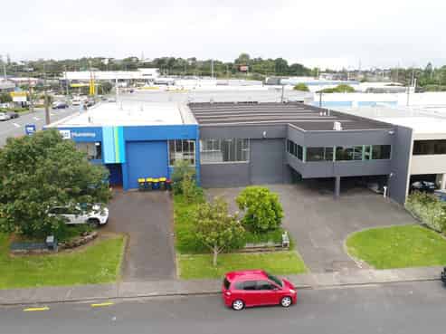 Good parking and two roller doors