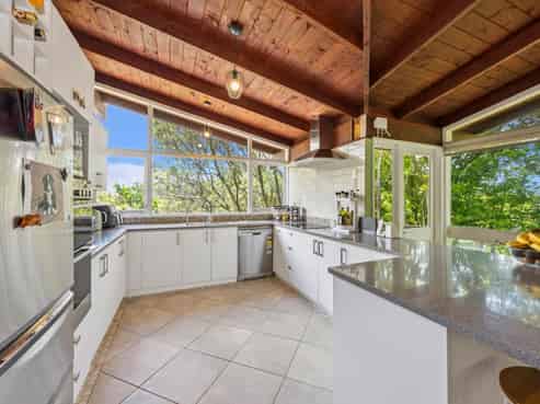 12 Raroa Terrace, Waiatarua