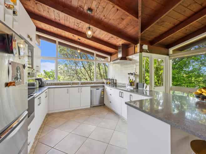 12 Raroa Terrace, Waiatarua