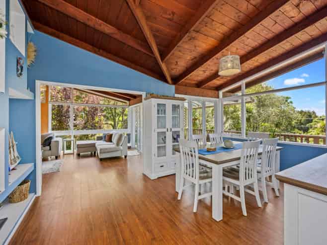 12 Raroa Terrace, Waiatarua