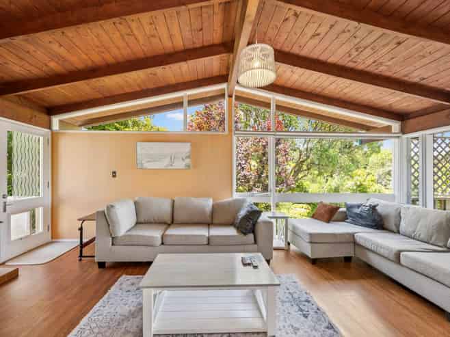 12 Raroa Terrace, Waiatarua