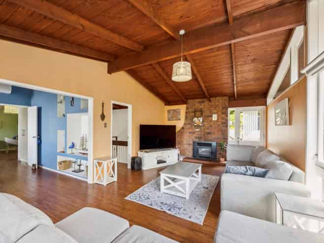 12 Raroa Terrace, Waiatarua