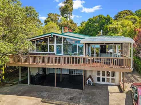 12 Raroa Terrace, Waiatarua