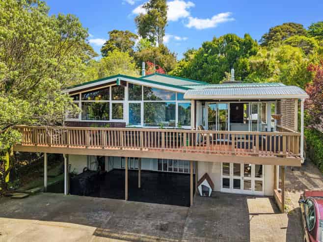 12 Raroa Terrace, Waiatarua