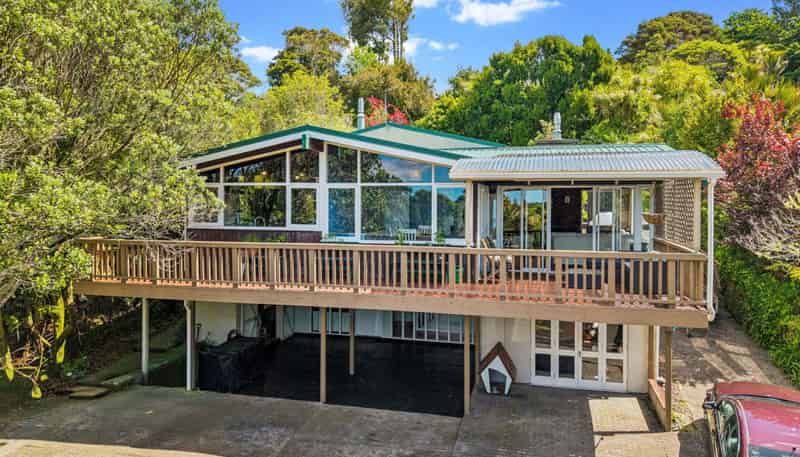 12 Raroa Terrace, Waiatarua