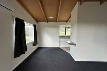 8 Attwood Road, Paremoremo