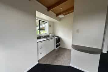 8 Attwood Road, Paremoremo