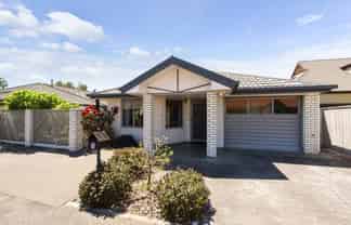 6 Pepper Tree Way, The Wood