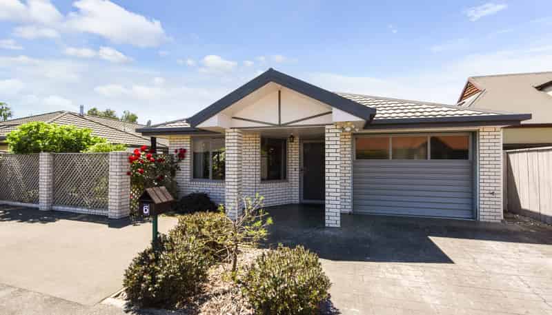 6 Pepper Tree Way, The Wood