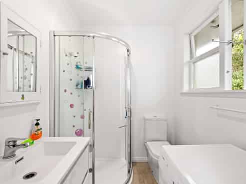 Flat 1 & F/1123 Fergusson Drive, Upper Hutt