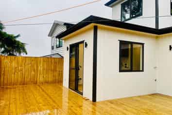 Granny/7 Ripa Street, Flat Bush