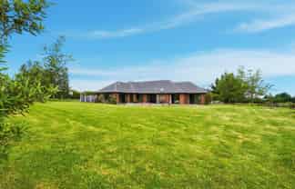 150 Davis Road, Cust