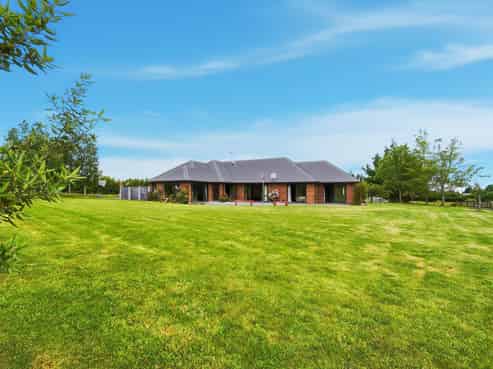 150 Davis Road, Cust