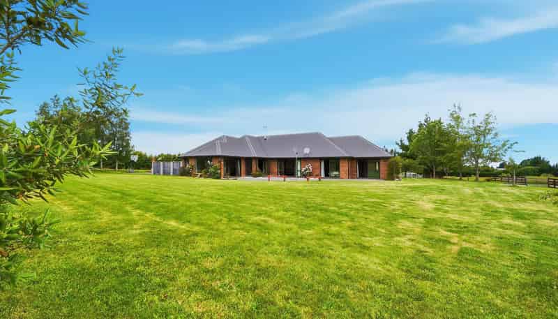 150 Davis Road, Cust