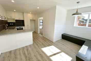 11 Downing St, Hoon Hay