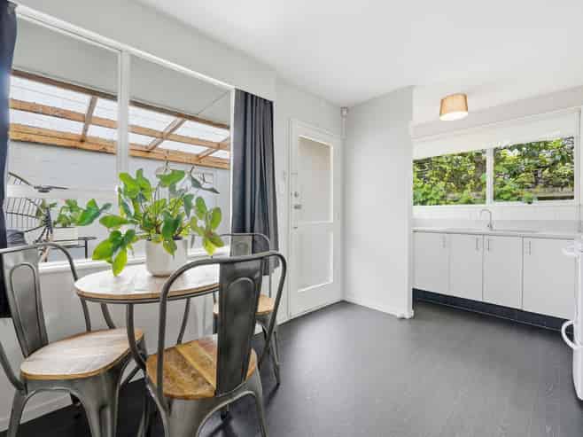 1/106 Lake Terrace Road, Burwood